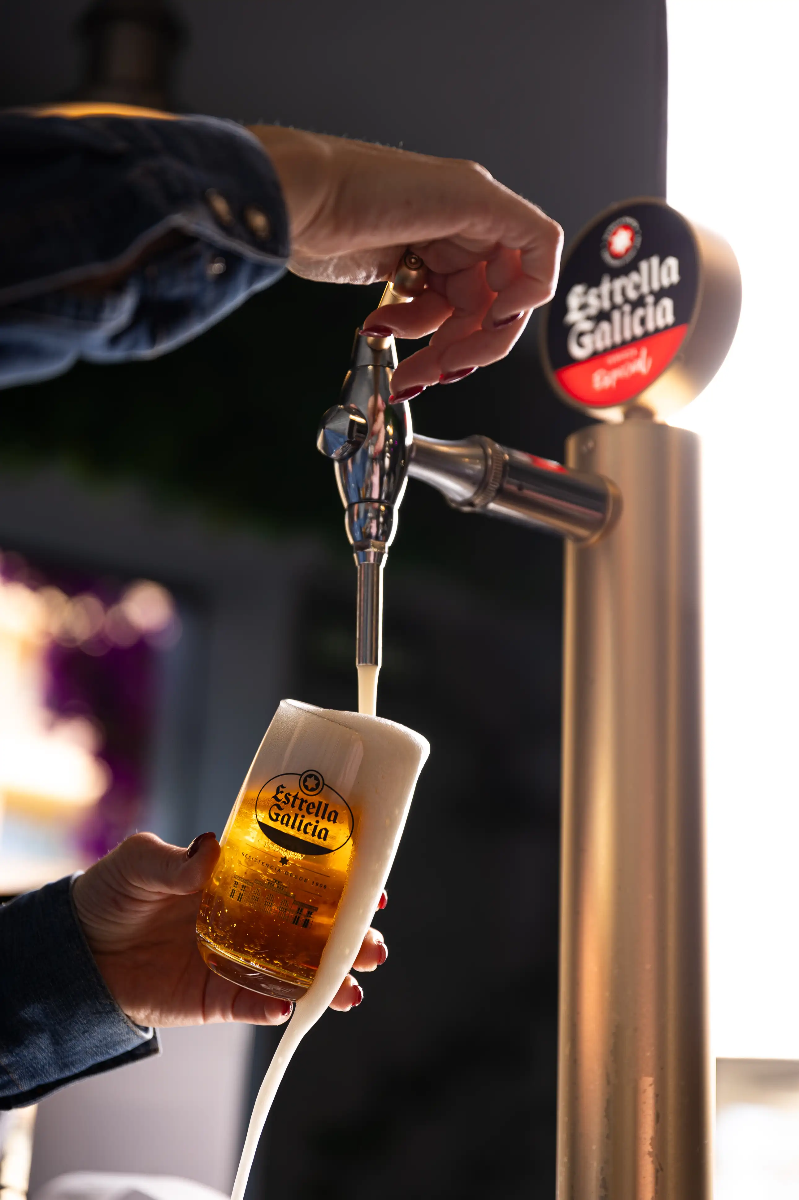 Cerveza en bar moderno